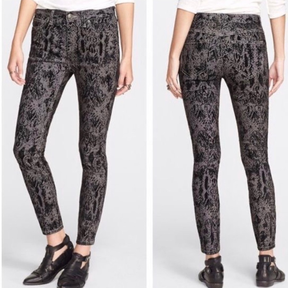 NEW Free People 25 Skinny Jeans ~ Black & Gray Velvet Feel Snakeskin